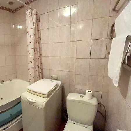с большой верандой на белецкого возле Isida, шалимова, Cozy Flat On Beletskogo Street Апартаменты