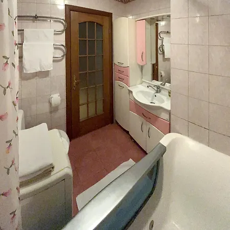 с большой верандой на белецкого возле Isida, шалимова, Cozy Flat On Beletskogo Street Апартаменты Киев